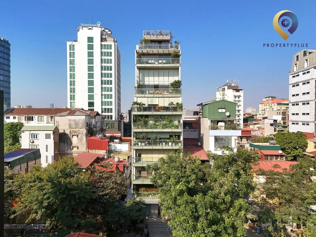 Toàn cảnh tòa nhà 40 Phan Bội Châu nhìn trực diện với không gian xung quanh thoáng đãng.